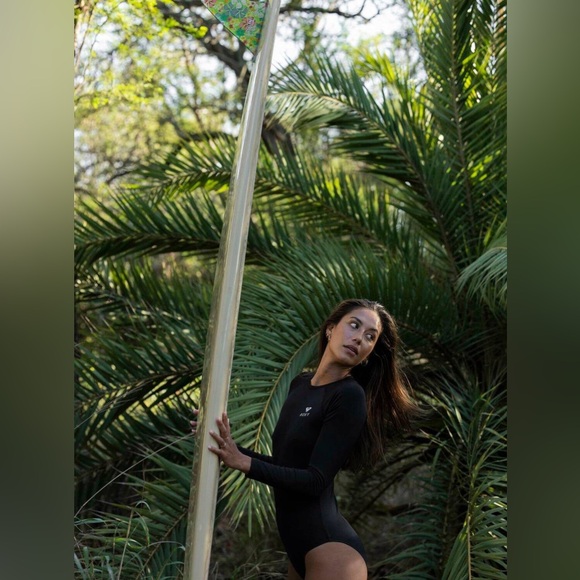 Essentials Long Sleeve UPF 50 One Piece Rashguard Wetsuit Women - Picture 2 of 9